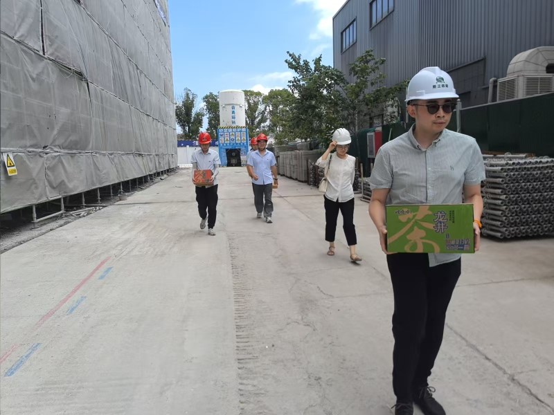 斯正咨询“夏日送清凉”活动：用关爱为一线建设者撑起“遮阳伞”