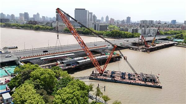 项目动态丨永丰桥拓宽改造工程主桥钢箱梁成功吊装